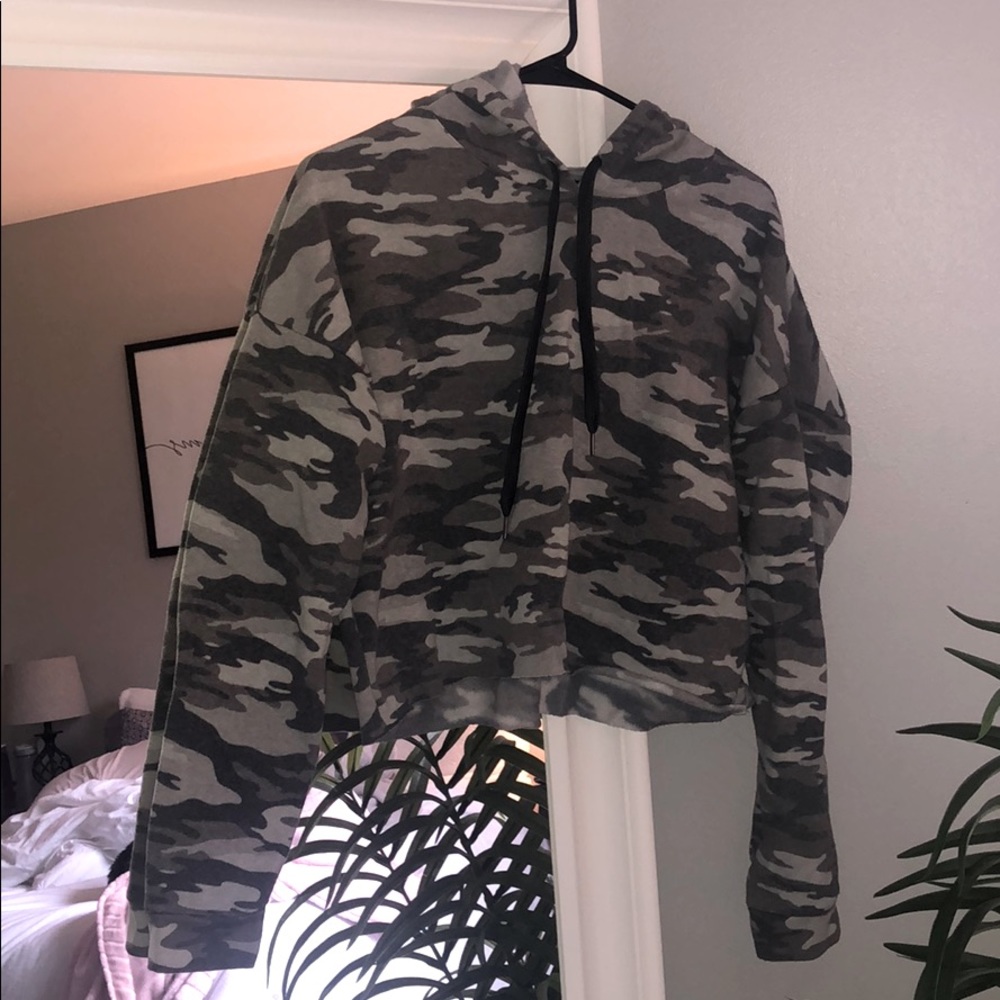 Cropped camo hoodie